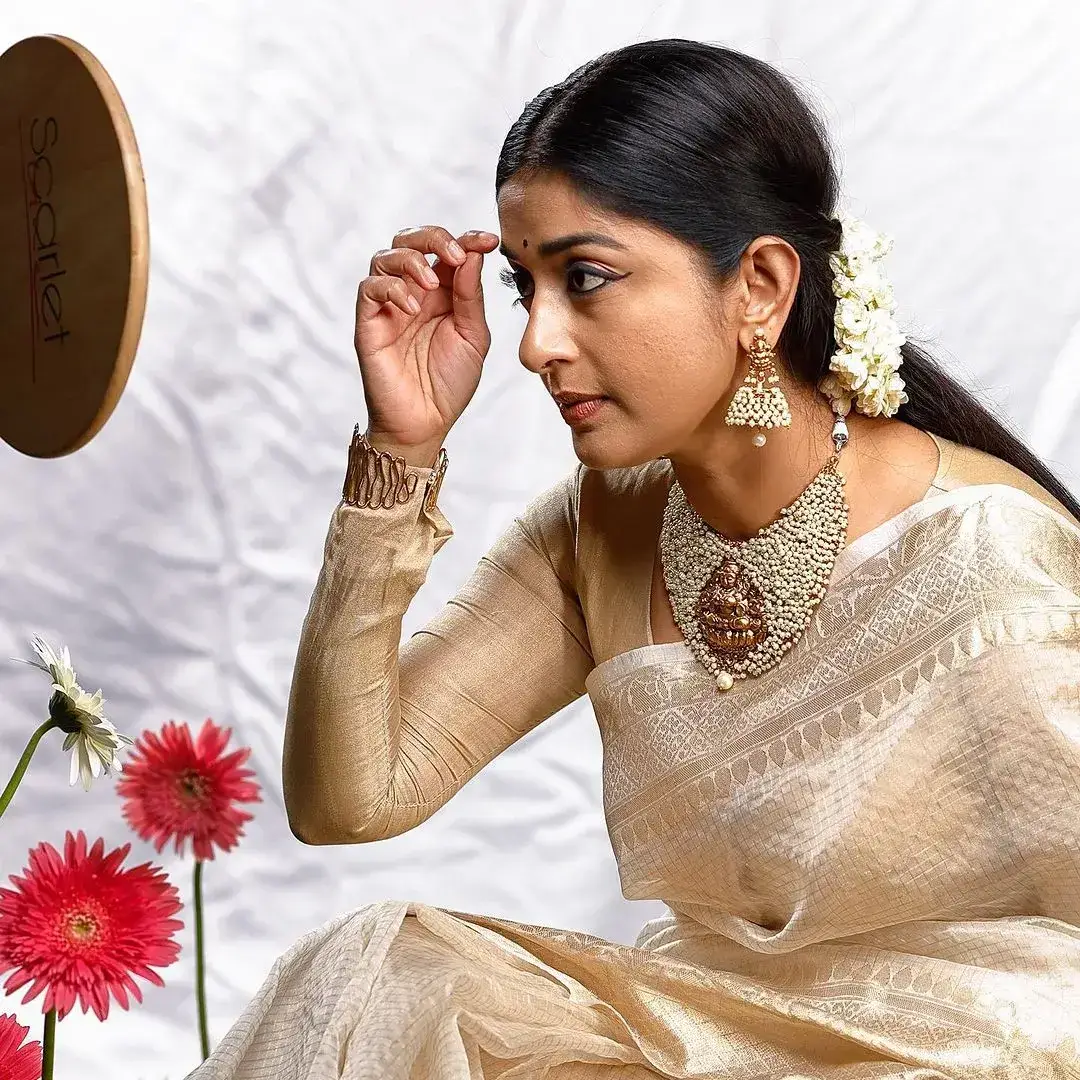 BEAUTIFUL INDIAN ACTRESS MEERA JASMINE IN WHITE SAREE